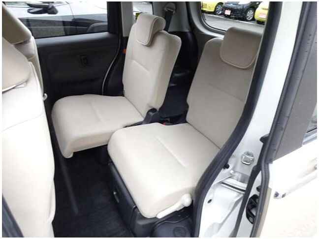 【セカンドシート】使用感も少なくキレイな状態です！大人でも快適に乗って頂けます♪大勢でのドライブも窮屈なくお楽しみ下さい☆