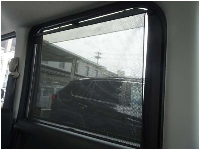 リアドアにはスクリーンサンシェードがついており、強い日差しから守ってくれます