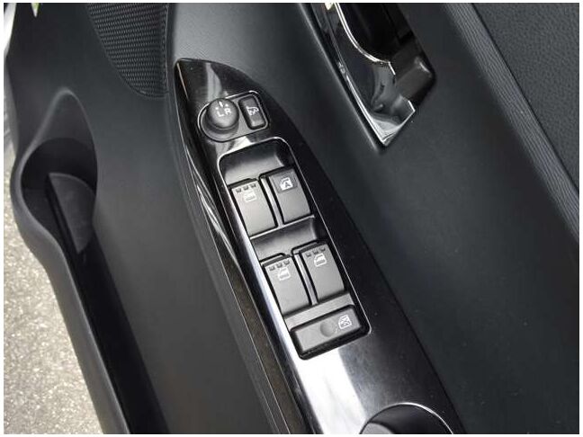 【パワーウインドウ】当然パワーウインドウ付いております。窓の開閉はボタン一つで楽々！必須装備ですね♪