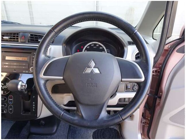 【純正ステアリング】手にしっかり馴染みとても運転しやすいハンドルです♪高級感もにじみ出ております☆