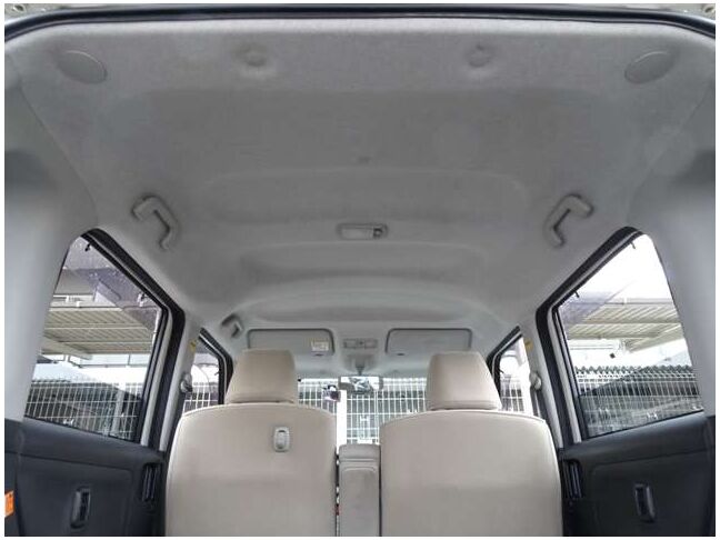 【天井】シミや垂れ、タバコ焦げなどございません。キレイな状態が保たれており、ご納車前にさらに丁寧にクリーニングさせて頂きます