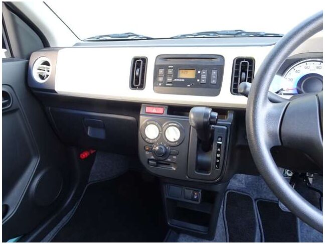 【インパネ周り】視界がよく運転しやすい設計となっております。インパネ周りもすっきりと洗練されたデザインで高級感が溢れています☆日々のドライブを飽きさせません♪