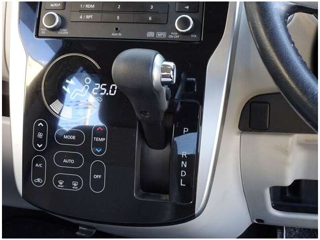 【シフトレバー】シフトもとても操作しやすいデザインになっております！運転する人の事を第一に考えた操作性の高い仕様です☆