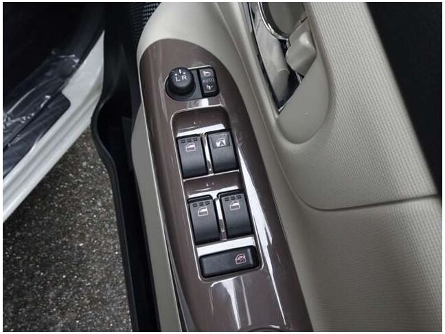 【パワーウインドウ】当然パワーウインドウ付いております。窓の開閉はボタン一つで楽々！必須装備ですね♪