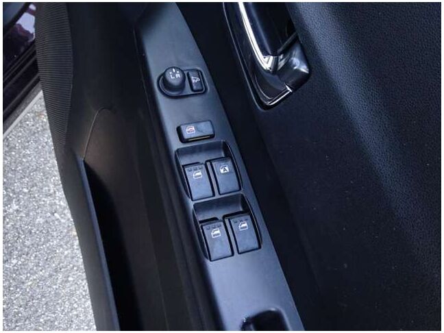 【パワーウインドウ】当然パワーウインドウ付いております。窓の開閉はボタン一つで楽々！必須装備ですね♪