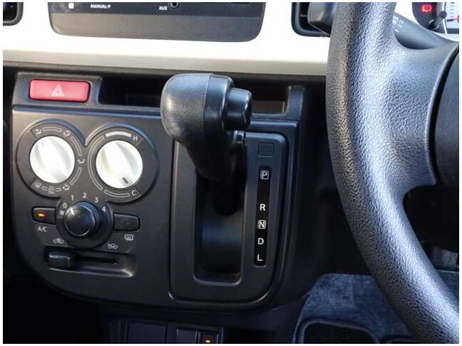 【シフトレバー】シフトもとても操作しやすいデザインになっております！運転する人の事を第一に考えた操作性の高い仕様です