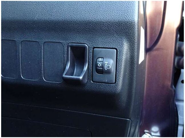 【ヘッドライトレベライザー】光軸調整機能。こちらでライトが照らす高さを調整できます。高速ドライブの際はいつもより先を照らして安心走行してください。