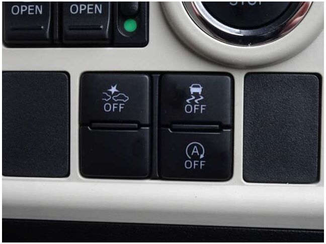 【横滑り防止装置(VSA)】車両の横滑りを感知すると、自動的に車両の進行方向を保つように車両を制御します。雨の日など滑りやすい路面状況でも安全な運転が可能です