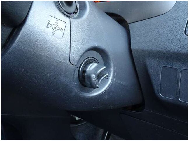 【スマートキー】鍵を挿さずにポケットに入れたまま鍵の開閉、エンジンの始動まで行えます。今となっては当然の装備ですね！