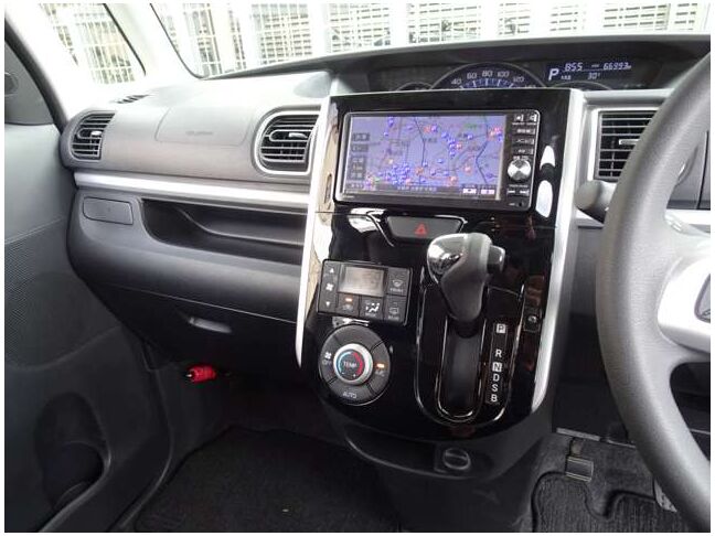 【インパネ周り】視界がよく運転しやすい設計となっております。インパネ周りもすっきりと洗練されたデザインで高級感が溢れています☆日々のドライブを飽きさせません♪