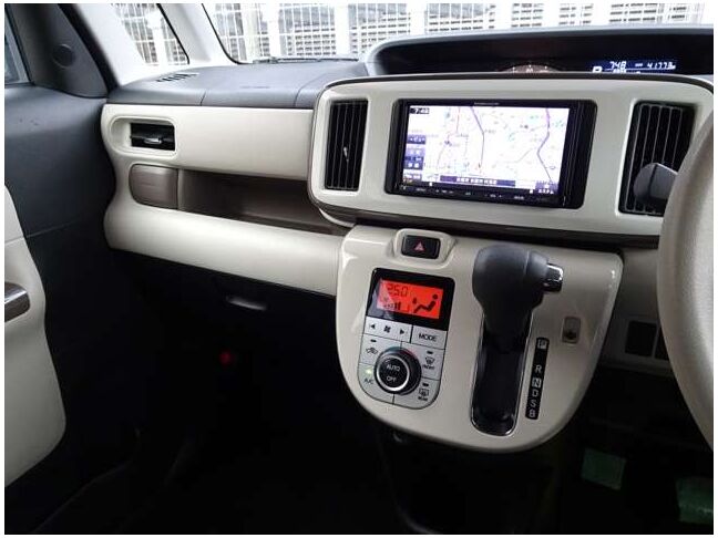 【インパネ周り】視界がよく運転しやすい設計となっております。インパネ周りもすっきりと洗練されたデザインで高級感が溢れています☆日々のドライブを飽きさせません♪