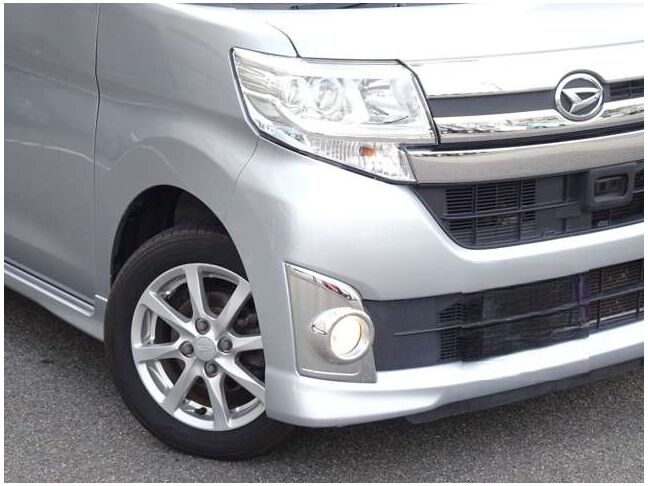 【LEDヘッドライト＆フォグランプ】悪天候や夜間の走行も視界良好で安心してお乗りいただけます。