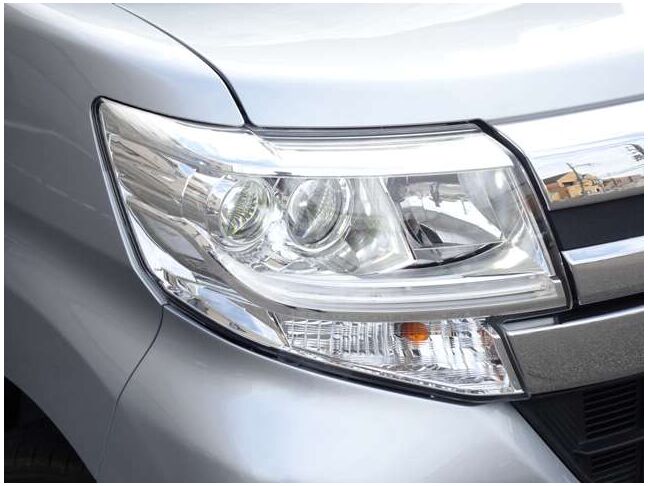 【LEDヘッドライト＆フォグランプ】悪天候や夜間の走行も視界良好で安心してお乗りいただけます。