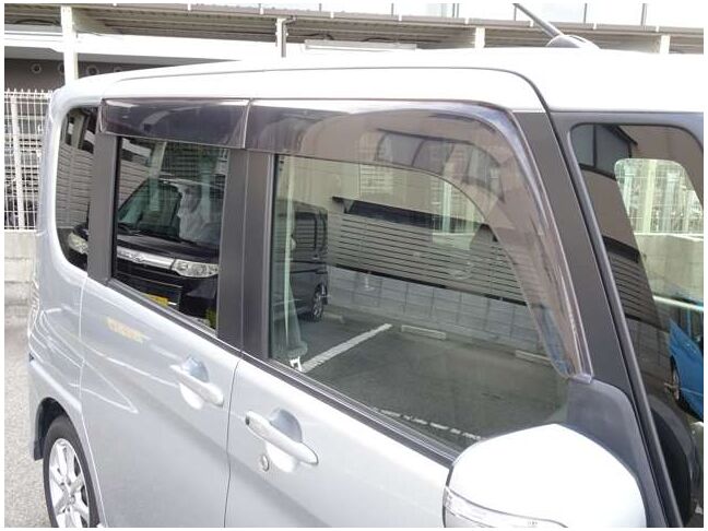 【ドアバイザー】雨の日の換気に役立つバイザー付きです。バイザーが有るのと無いのとでは雨天時のストレスが違います。