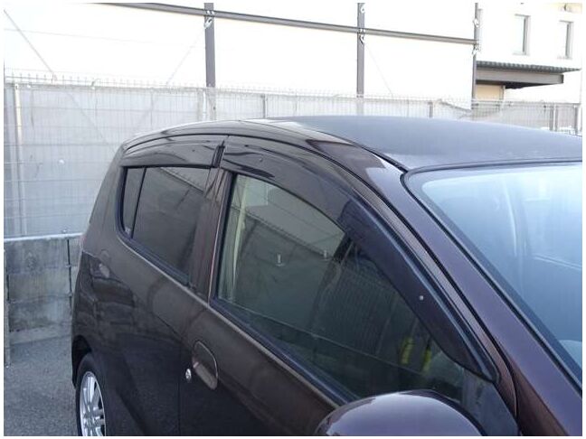 【ドアバイザー】雨の日の換気に役立つバイザー付きです。バイザーが有るのと無いのとでは雨天時のストレスが違います