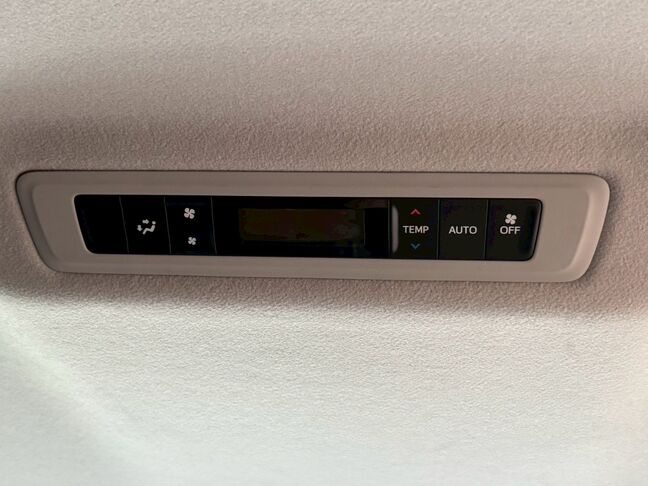 Wエアコン装備で後席でも室内温度の調節が可能！