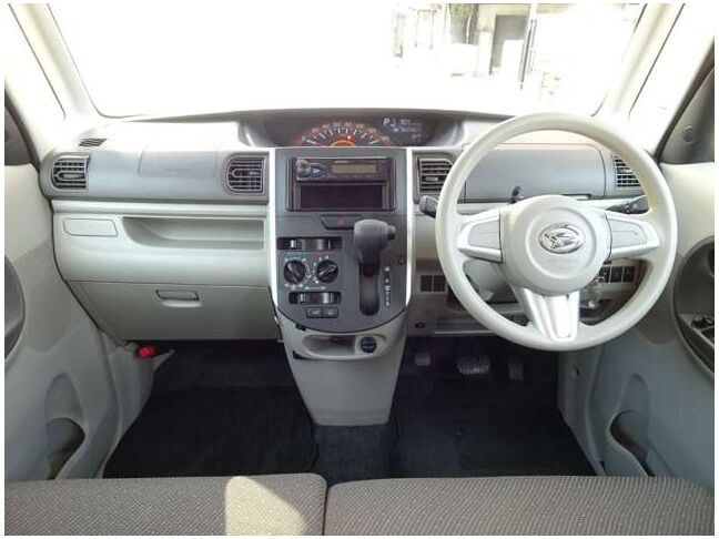 【インパネ周り】視界がよく運転しやすい設計となっております。インパネ周りもすっきりと洗練されたデザインで高級感が溢れています☆日々のドライブを飽きさせません