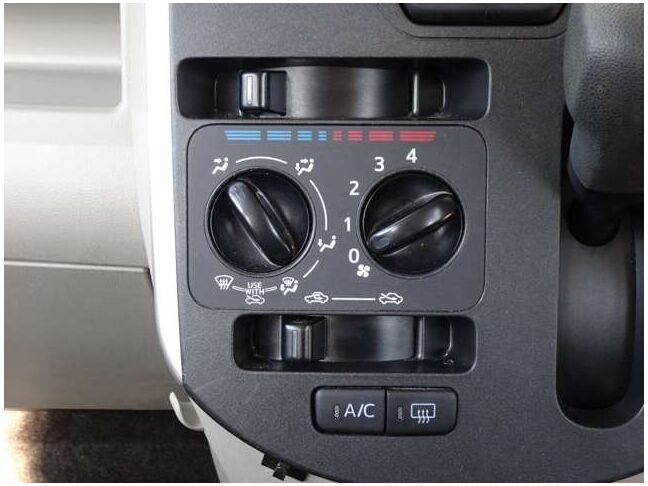 【マニュアルエアコン】直感的に操作ができるマニュアルエアコン装備車です♪快適な車内空間でドライブをお楽しみください