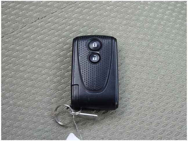 【スマートキー】鍵を挿さずにポケットに入れたまま鍵の開閉、エンジンの始動まで行えます。今となっては当然の装備ですね