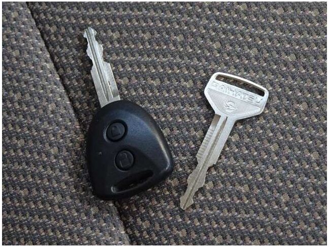 【キーレス】ボタン一つでドアの開閉が可能です！今となっては必須の装備です