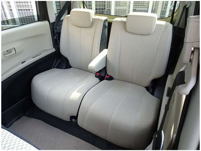 【セカンドシート】使用感も少なくキレイな状態です！大人でも快適に乗って頂けます♪大勢でのドライブも窮屈なくお楽しみ下さい