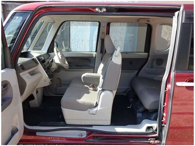 【運転席＆助手席】汚れが目立ちにくく、優雅にドライブをお楽しみいただけます♪座り心地もバッチリです☆是非一度ご体感下さいませ！