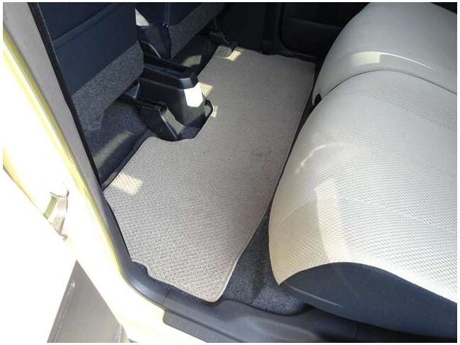 【フロアマット】フロアマットもキレイな状態となっております♪ご納車前にも徹底的に洗浄・掃除した後ご納車させて頂きます