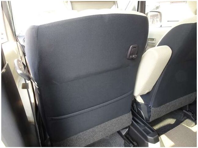 【セカンドシート】使用感も少なくキレイな状態です！大人でも快適に乗って頂けます♪大勢でのドライブも窮屈なくお楽しみ下さい