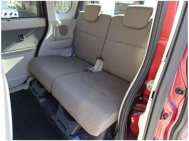 【セカンドシート】使用感も少なくキレイな状態です！大人でも快適に乗って頂けます♪大勢でのドライブも窮屈なくお楽しみ下さい