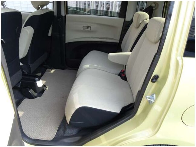 【セカンドシート】使用感も少なくキレイな状態です！大人でも快適に乗って頂けます♪大勢でのドライブも窮屈なくお楽しみ下さい