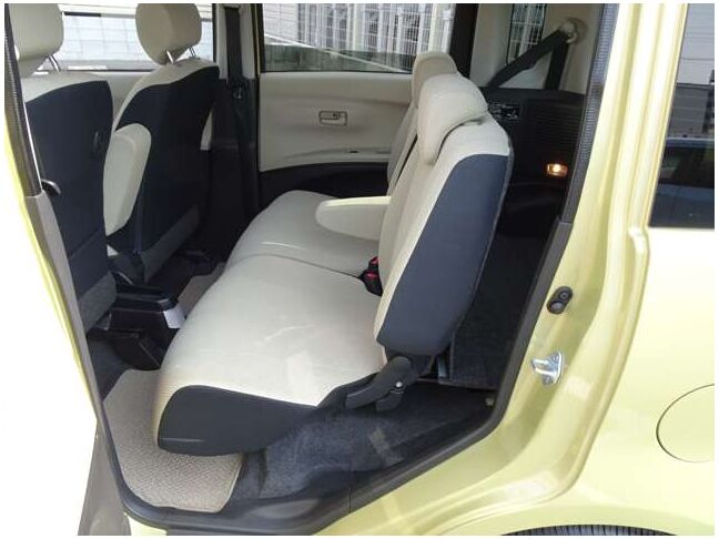 【セカンドシート】使用感も少なくキレイな状態です！大人でも快適に乗って頂けます♪大勢でのドライブも窮屈なくお楽しみ下さい