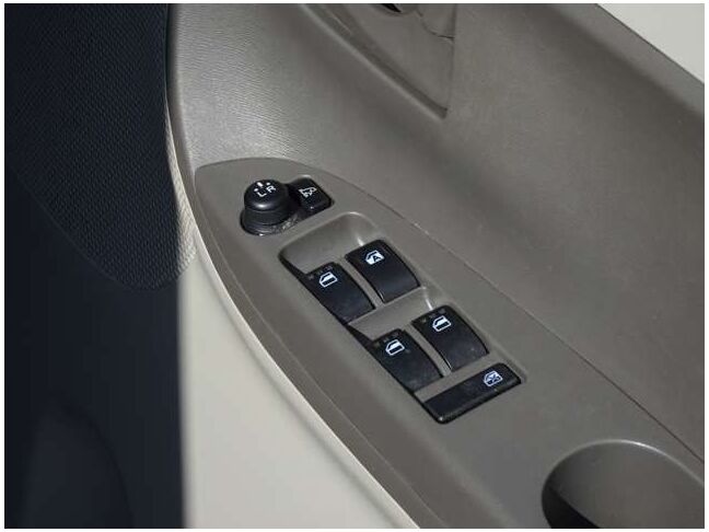 【パワーウインドウ】当然パワーウインドウ付いております。窓の開閉はボタン一つで楽々！必須装備ですね