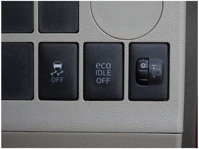 【横滑り防止装置(VSA)】車両の横滑りを感知すると、自動的に車両の進行方向を保つように車両を制御します。雨の日など滑りやすい路面状況でも安全な運転が可能です