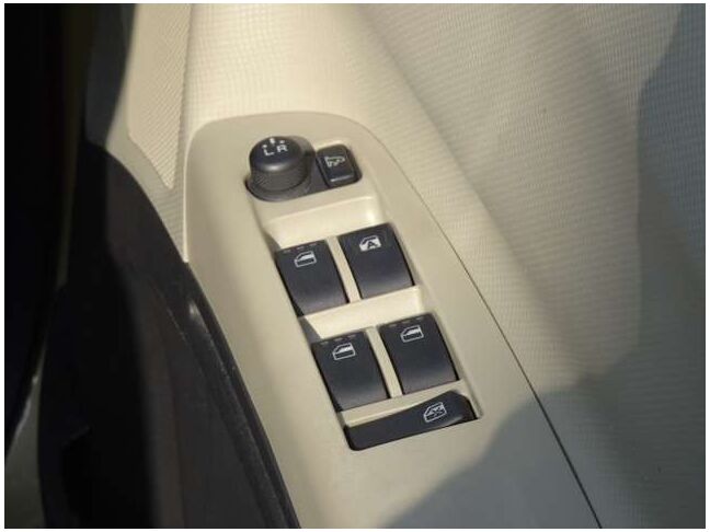 【パワーウインドウ】当然パワーウインドウ付いております。窓の開閉はボタン一つで楽々！必須装備ですね