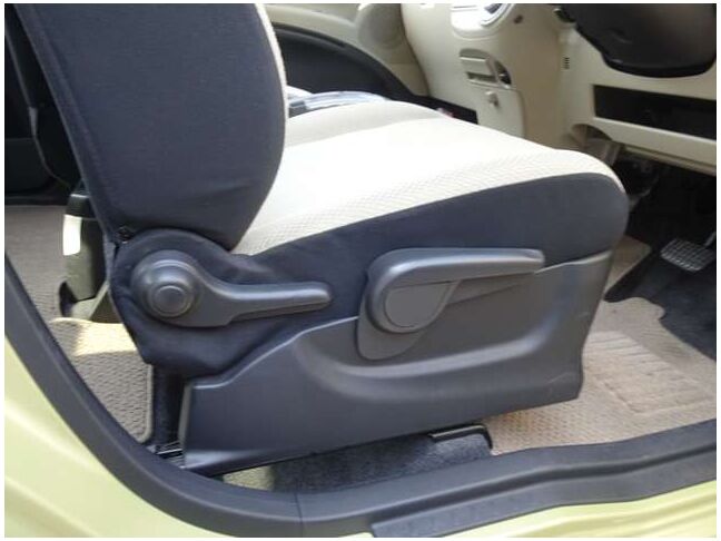 【運転席シートリフター】運転席シートリフターで座面を上下に上げ下げできます。運転しても疲れにくい姿勢に調整できます