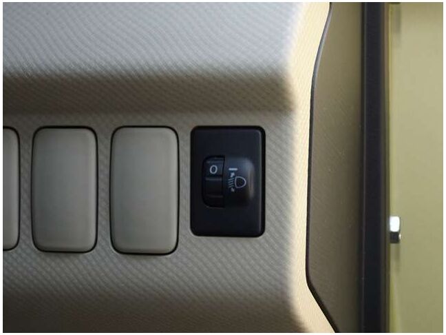 【ヘッドライトレベライザー】光軸調整機能。こちらでライトが照らす高さを調整できます。高速ドライブの際はいつもより先を照らして安心走行してください