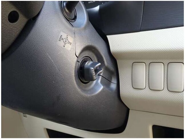 【スマートキー】鍵を挿さずにポケットに入れたまま鍵の開閉、エンジンの始動まで行えます。今となっては当然の装備ですね