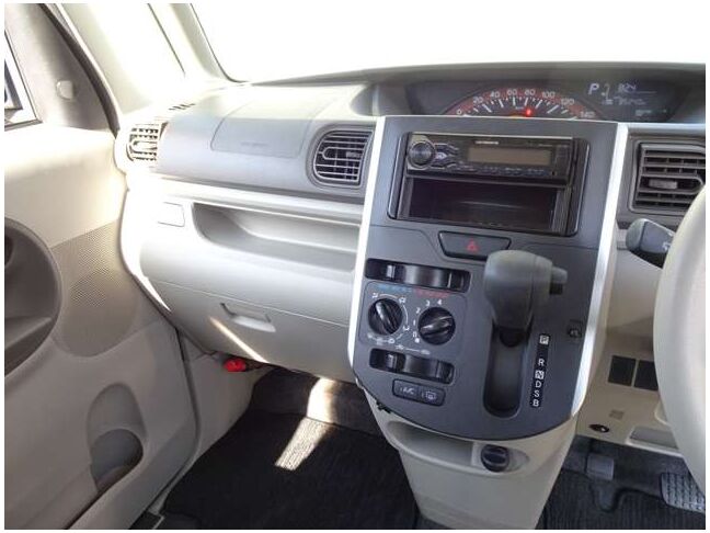 【インパネ周り】視界がよく運転しやすい設計となっております。インパネ周りもすっきりと洗練されたデザインで高級感が溢れています☆日々のドライブを飽きさせません