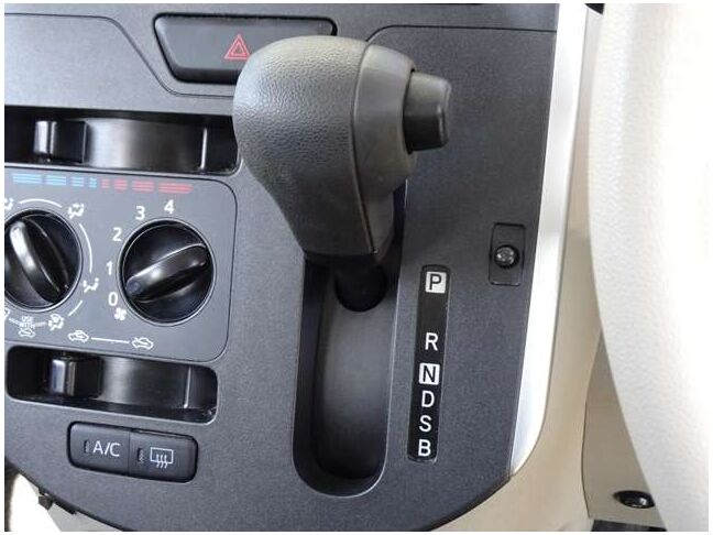 【シフトレバー】シフトもとても操作しやすいデザインになっております！運転する人の事を第一に考えた操作性の高い仕様です