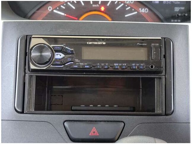 カーオーディオ装備。Bluetooth接続、USB接続に対応。お好きな音楽でドライブをお楽しみいただけます