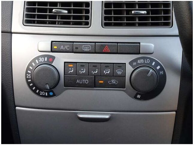 【マニュアルエアコン】直感的に操作ができるマニュアルエアコン装備車です♪快適な車内空間でドライブをお楽しみください