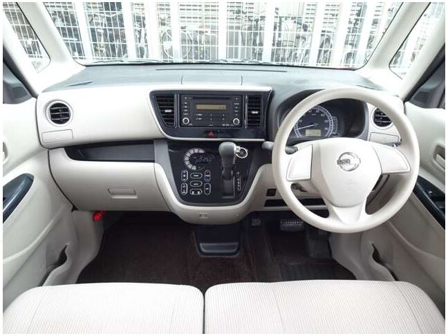 【インパネ周り】視界がよく運転しやすい設計となっております。インパネ周りもすっきりと洗練されたデザインで高級感が溢れています☆日々のドライブを飽きさせません