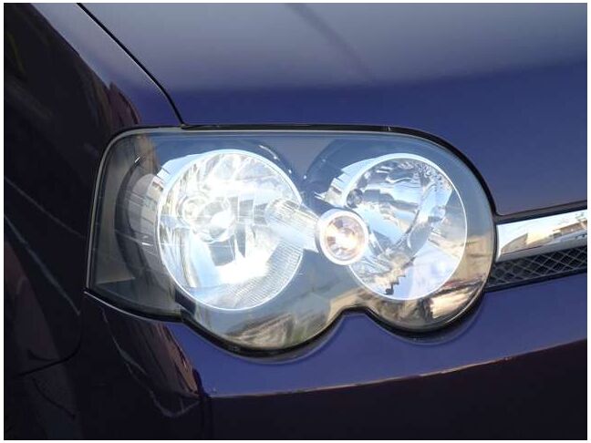 【HIDヘッドライト＆フォグランプ】悪天候や夜間の走行も視界良好で安心してお乗りいただけます。従来のハロゲンライトより視認性が驚異的にに異なります