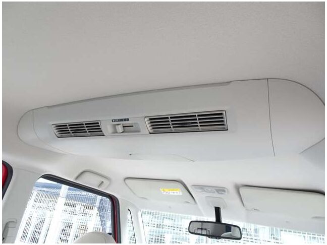 後席用にも吹き出し口を装備。風量も調整できますので同乗者の方も快適に過ごせます