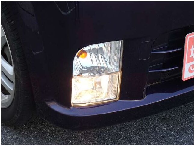 【HIDヘッドライト＆フォグランプ】悪天候や夜間の走行も視界良好で安心してお乗りいただけます。従来のハロゲンライトより視認性が驚異的にに異なります