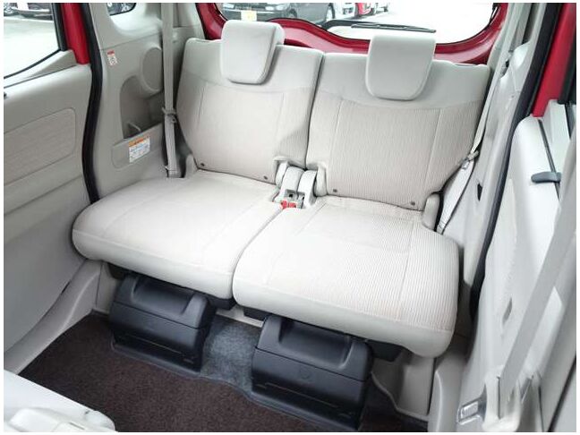 【セカンドシート】使用感も少なくキレイな状態です！大人でも快適に乗って頂けます♪大勢でのドライブも窮屈なくお楽しみ下さい