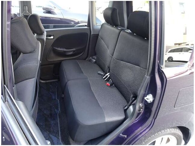 【セカンドシート】使用感も少なくキレイな状態です！大人でも快適に乗って頂けます♪大勢でのドライブも窮屈なくお楽しみ下さい