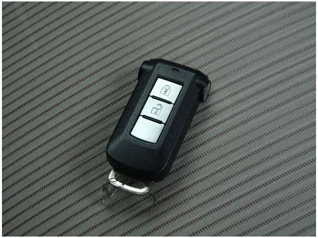 【スマートキーシステム】携帯したスマートキーを取り出すことなく、ドアの施錠・解錠が可能で、ワンプッシュでエンジンがスタート！