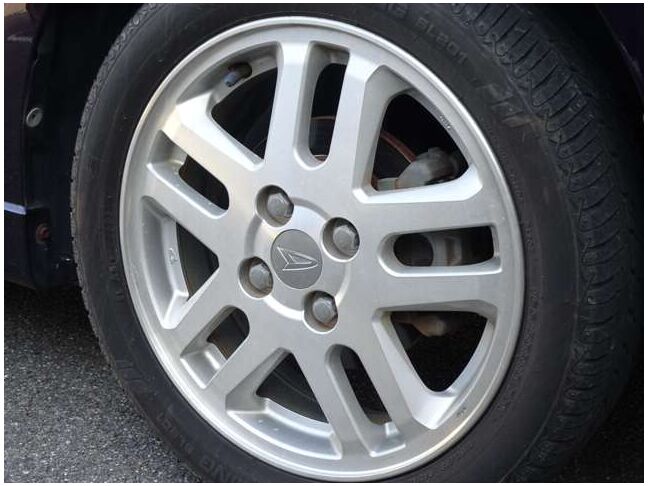 【15インチの純正アルミホイール】メーカー純正なので、ボディに合ったデザインのアルミです