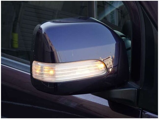 ターンランプ付きの電動ドアミラー。安全な運転に一役買います